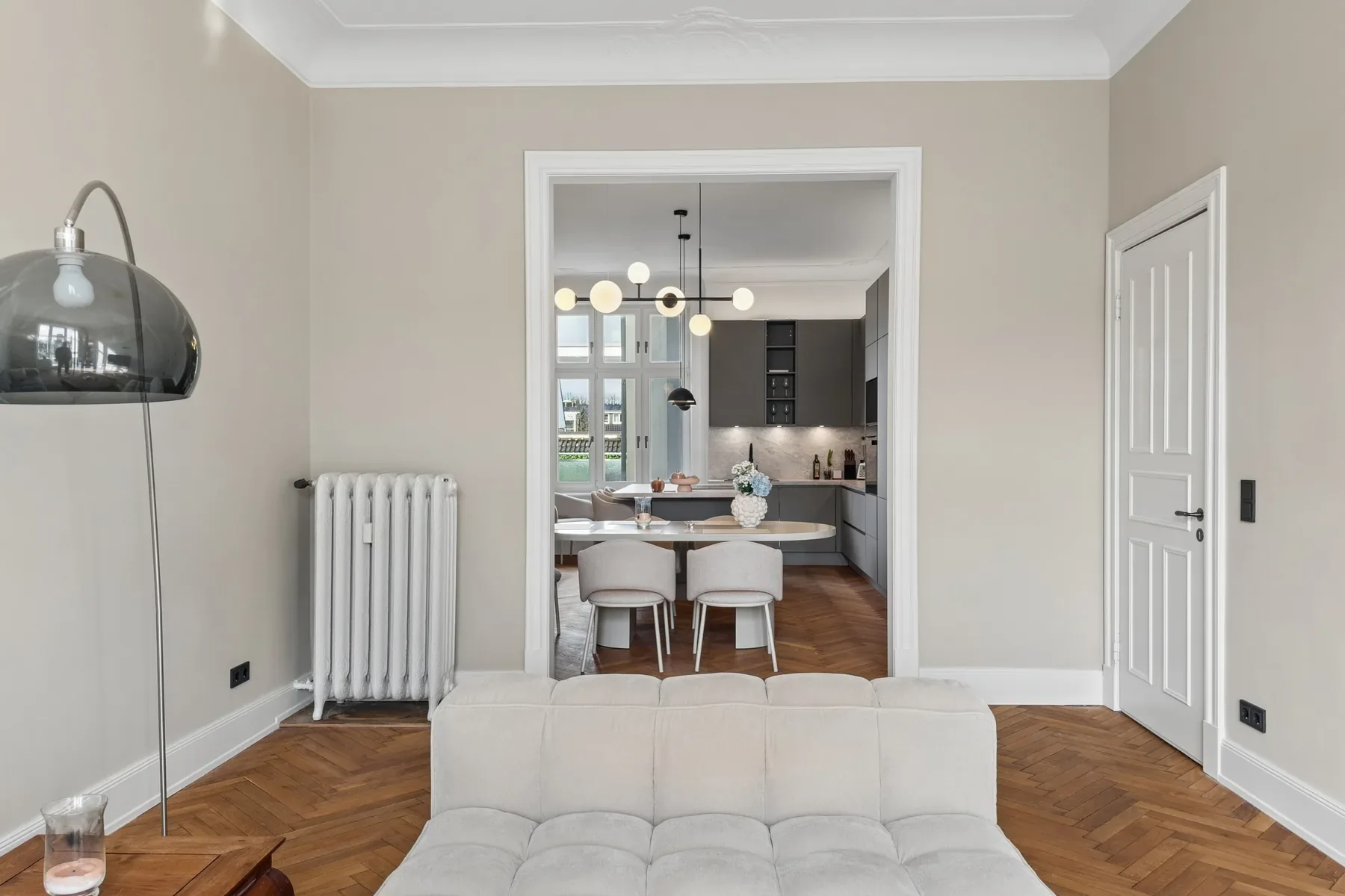 Blick vom Wohnzimmer durch den Durchgang in die Küche