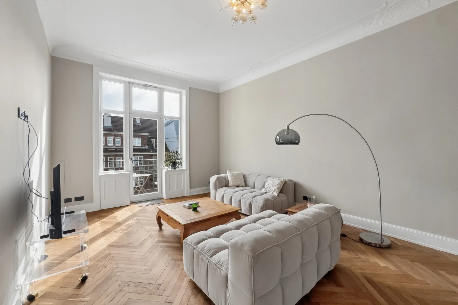 Wohnzimmer in der Totalen mit durchgezeichneter Fensterfront